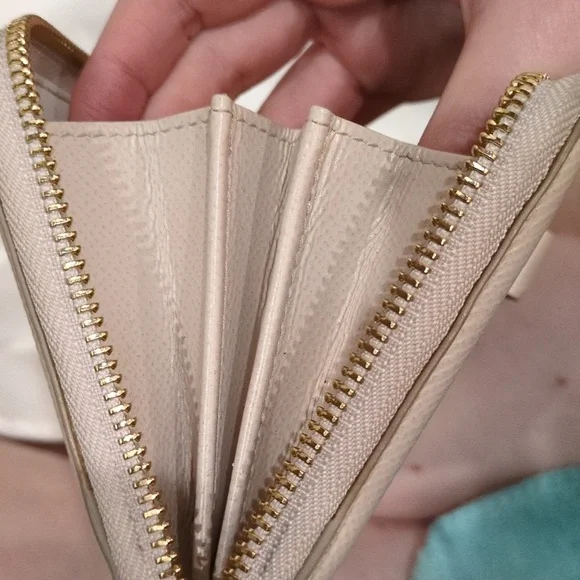 Salvatore Ferragamo Cream Beige Zip Around Wallet With Box - Picture 14 of 17